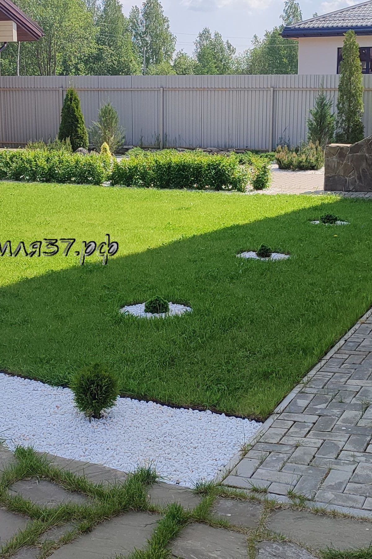 газон, растения, камень на больших участках 