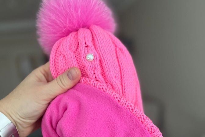 Свитера, шарфы, варежки, шапки.