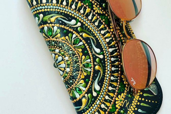 Чехлы для смартфонов, карт, наушников, паспортов.