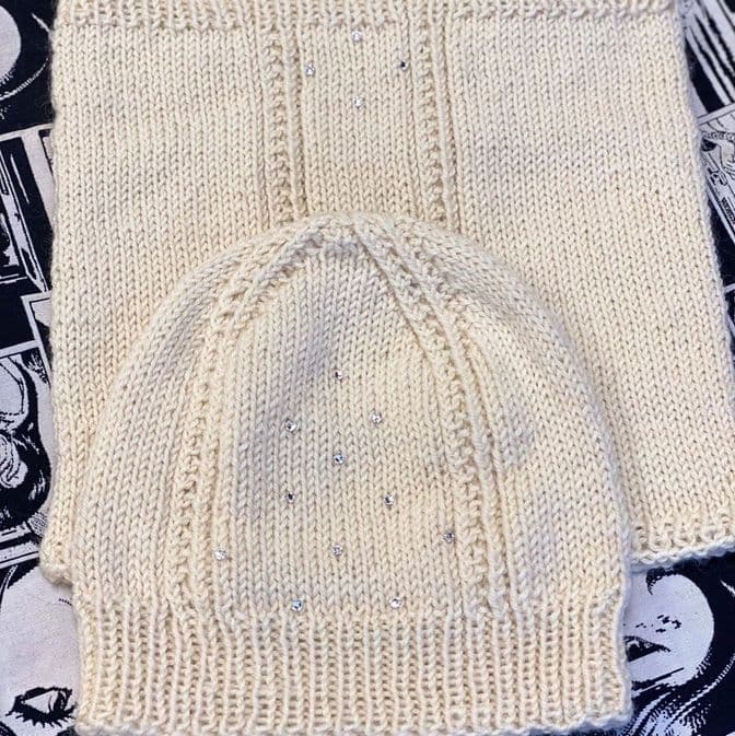 Свитера, шарфы, варежки, шапки.