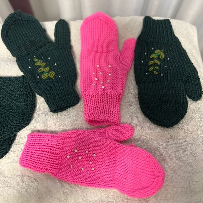 Свитера, шарфы, варежки, шапки.