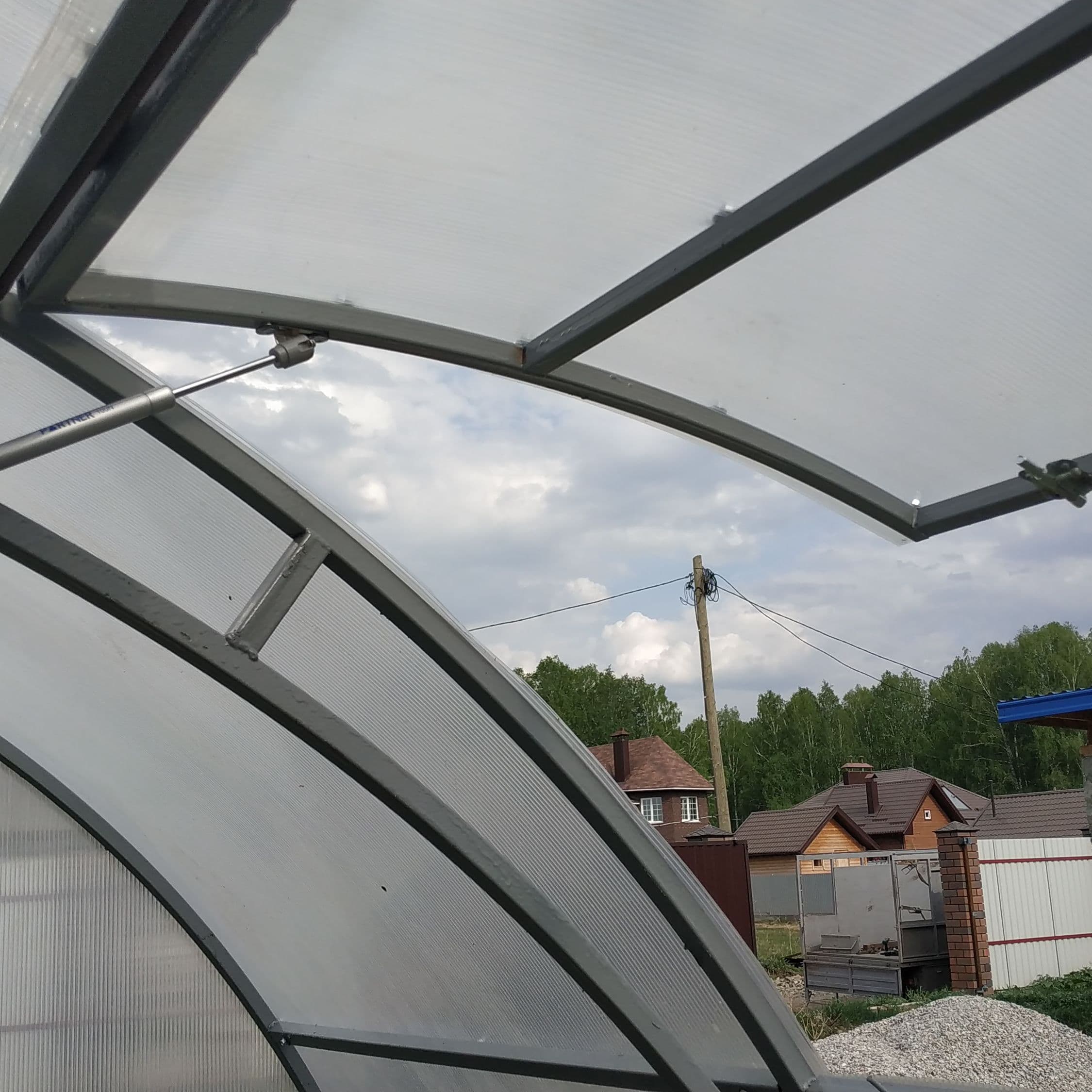 Люк в теплице на газлифтах.