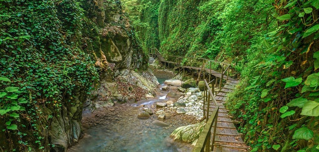 При выезде из Анапы в направлении поселка Сукко на горе Фавор высится 19-метровый Поклонный крест. Освященный в 2005 году в ознаменование 60-й годовщи