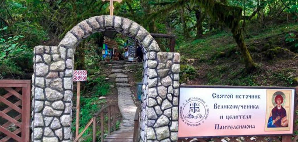 У подножия начала Большого Кавказского хребта на побережье Чёрного моря расположен один из древнейших городов России, известен всему миру как античный