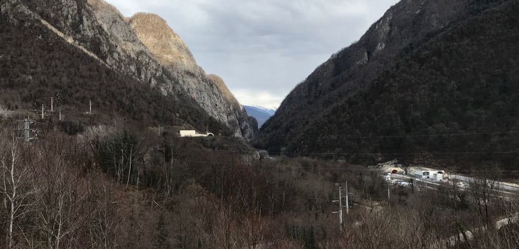 Кипарисовое озеро прекрасно в любое время года. Летом в пик приморской жары здесь приятно укрыться в тени деревьев. По берегам вокруг озера растут ска