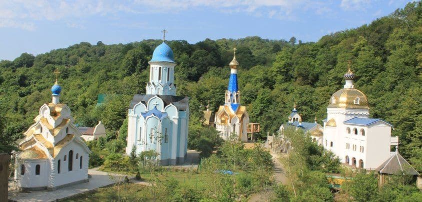 У подножия начала Большого Кавказского хребта на побережье Чёрного моря расположен один из древнейших городов России, известен всему миру как античный