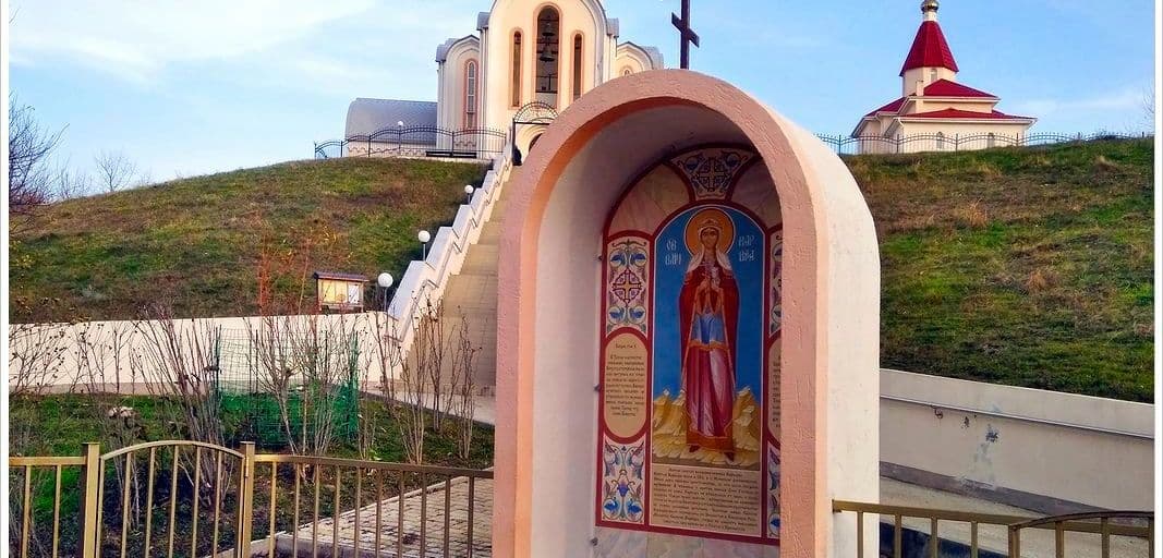 Родник, освященный в честь великомученицы Варвары Илиопольской, расположен в 50 м от автодороги Анапа - Большой Утриш, на берегу ручья-притока реки Ши