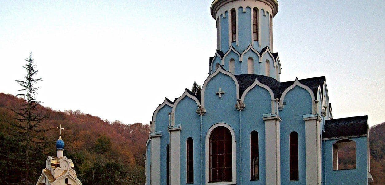 При выезде из Анапы в направлении поселка Сукко на горе Фавор высится 19-метровый Поклонный крест. Освященный в 2005 году в ознаменование 60-й годовщи