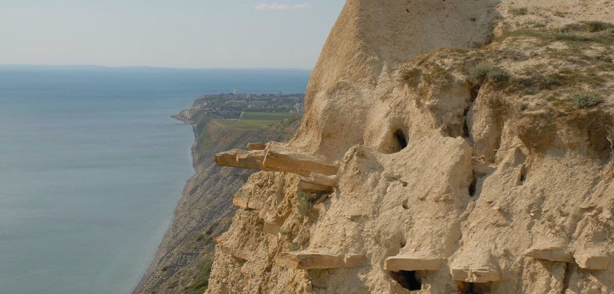 При выезде из Анапы в направлении поселка Сукко на горе Фавор высится 19-метровый Поклонный крест. Освященный в 2005 году в ознаменование 60-й годовщи