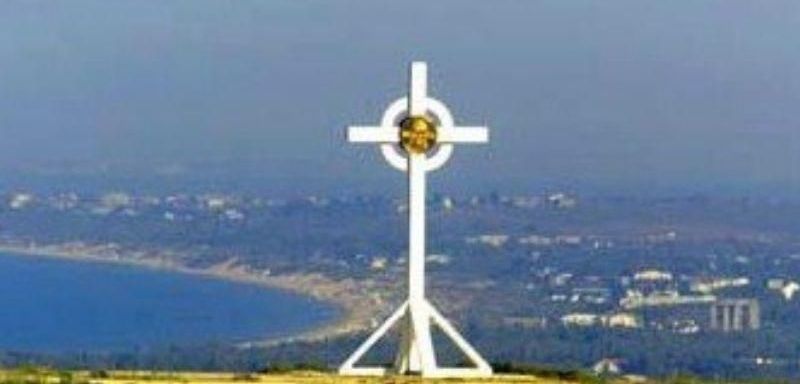 При выезде из Анапы в направлении поселка Сукко на горе Фавор высится 19-метровый Поклонный крест. Освященный в 2005 году в ознаменование 60-й годовщи