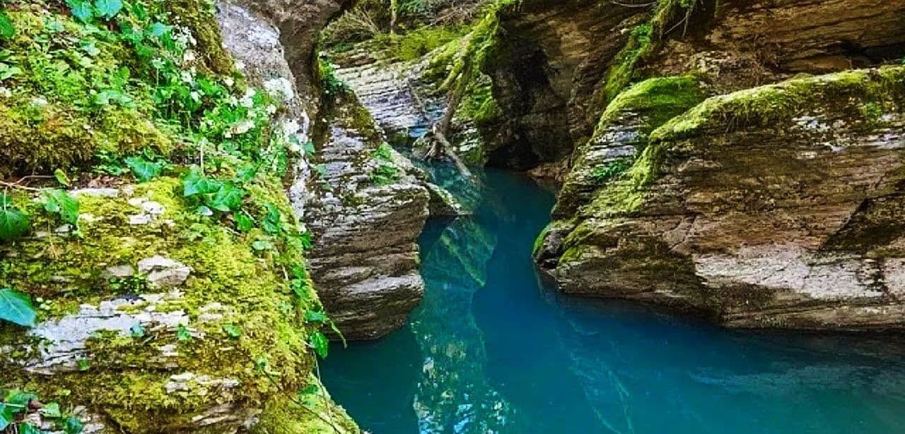 При выезде из Анапы в направлении поселка Сукко на горе Фавор высится 19-метровый Поклонный крест. Освященный в 2005 году в ознаменование 60-й годовщи