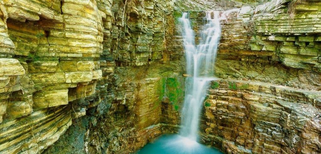 Родник, освященный в честь великомученицы Варвары Илиопольской, расположен в 50 м от автодороги Анапа - Большой Утриш, на берегу ручья-притока реки Ши