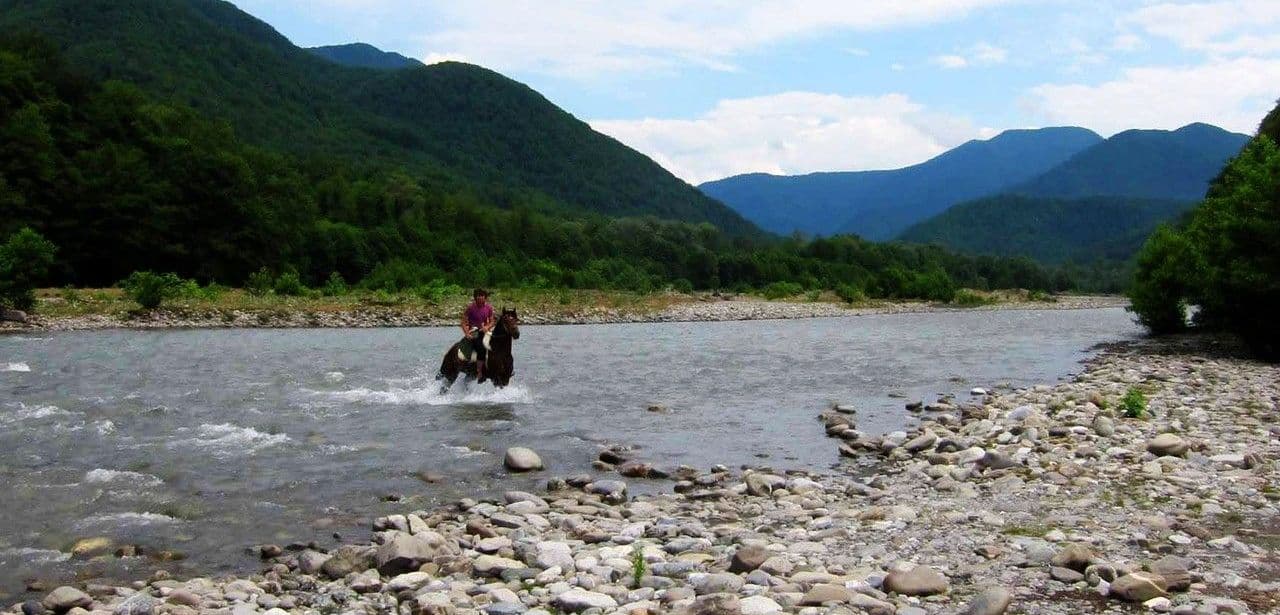 При выезде из Анапы в направлении поселка Сукко на горе Фавор высится 19-метровый Поклонный крест. Освященный в 2005 году в ознаменование 60-й годовщи