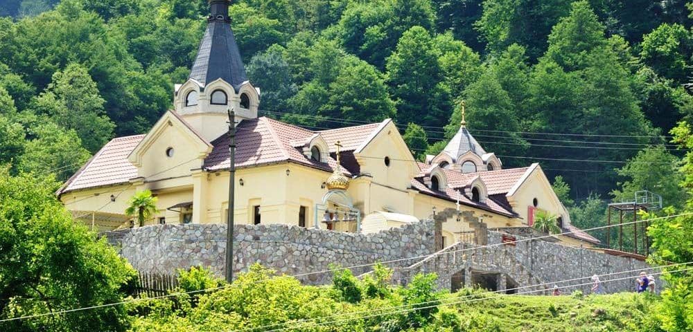 Родник, освященный в честь великомученицы Варвары Илиопольской, расположен в 50 м от автодороги Анапа - Большой Утриш, на берегу ручья-притока реки Ши