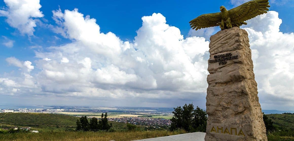 У подножия начала Большого Кавказского хребта на побережье Чёрного моря расположен один из древнейших городов России, известен всему миру как античный