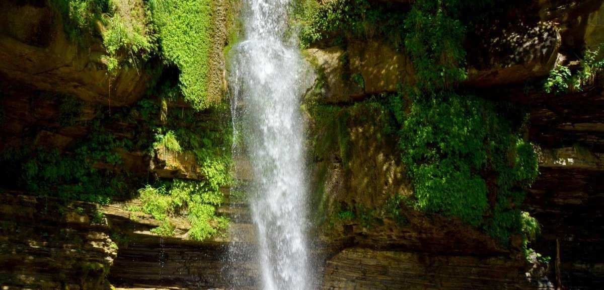 У подножия начала Большого Кавказского хребта на побережье Чёрного моря расположен один из древнейших городов России, известен всему миру как античный