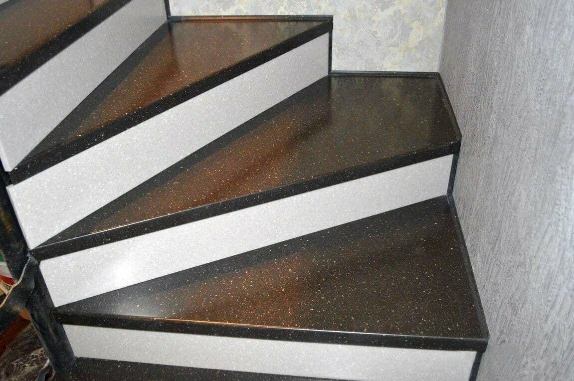 Ступени из черного камня