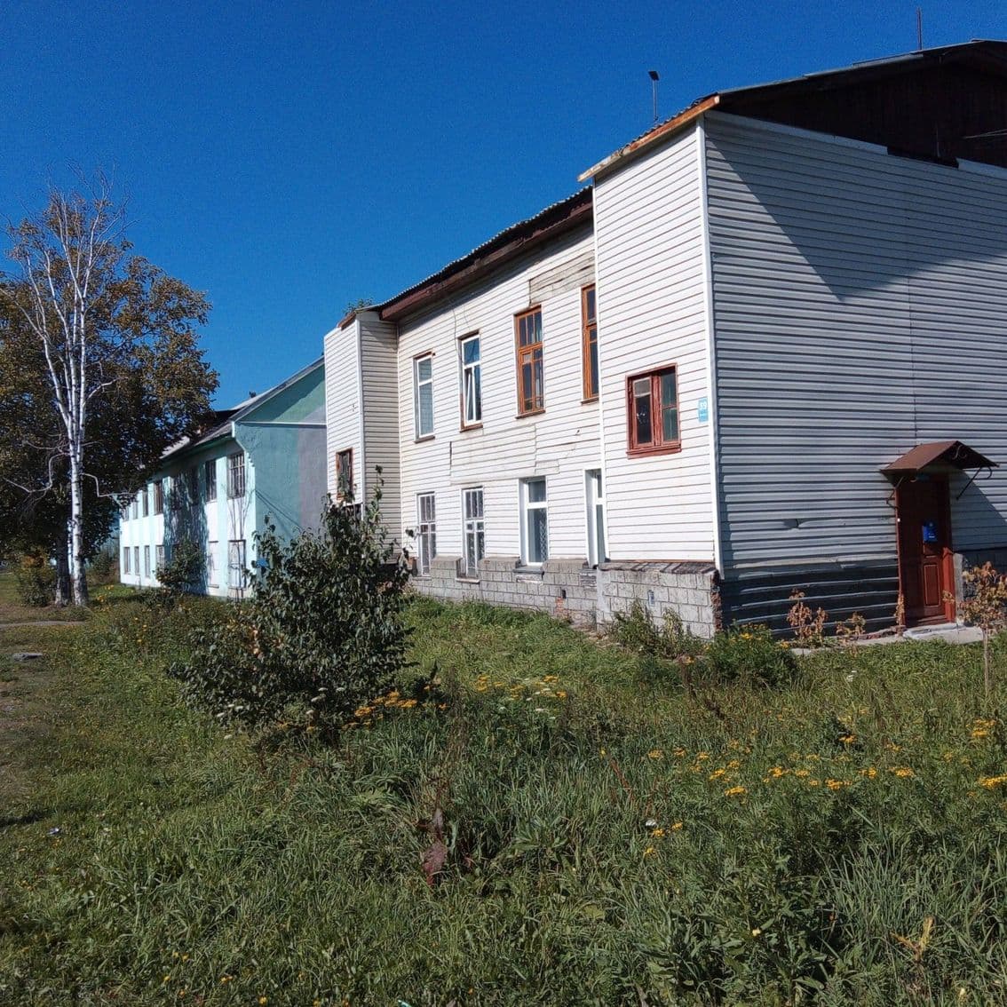 Двухэтажное жилое здание на проспекте Кирова в городе Тайге
