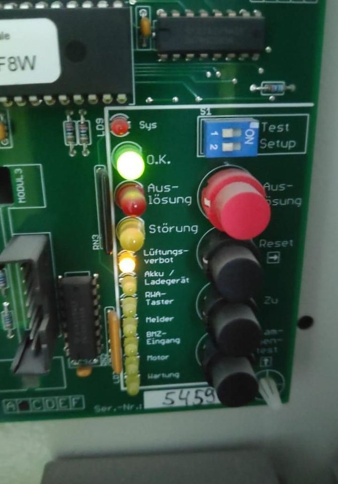 Профессиональный монтаж зенитных фонарей, выходов на кровлю, световых полос и автоматики.