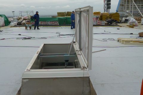 Профессиональный монтаж зенитных фонарей, выходов на кровлю, световых полос и автоматики.