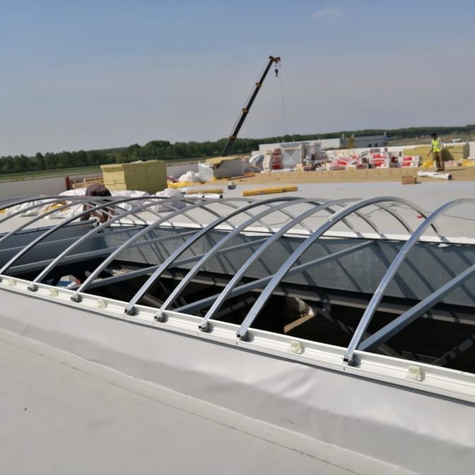 Профессиональный монтаж зенитных фонарей, выходов на кровлю, световых полос и автоматики.