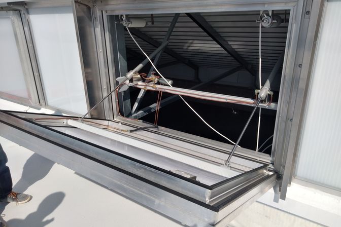 Профессиональный монтаж зенитных фонарей, выходов на кровлю, световых полос и автоматики.