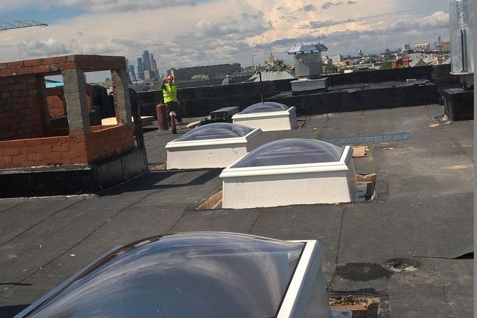 Профессиональный монтаж зенитных фонарей, выходов на кровлю, световых полос и автоматики.