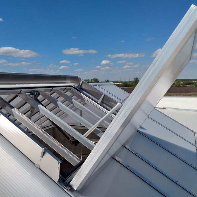 Профессиональный монтаж зенитных фонарей, выходов на кровлю, световых полос и автоматики.