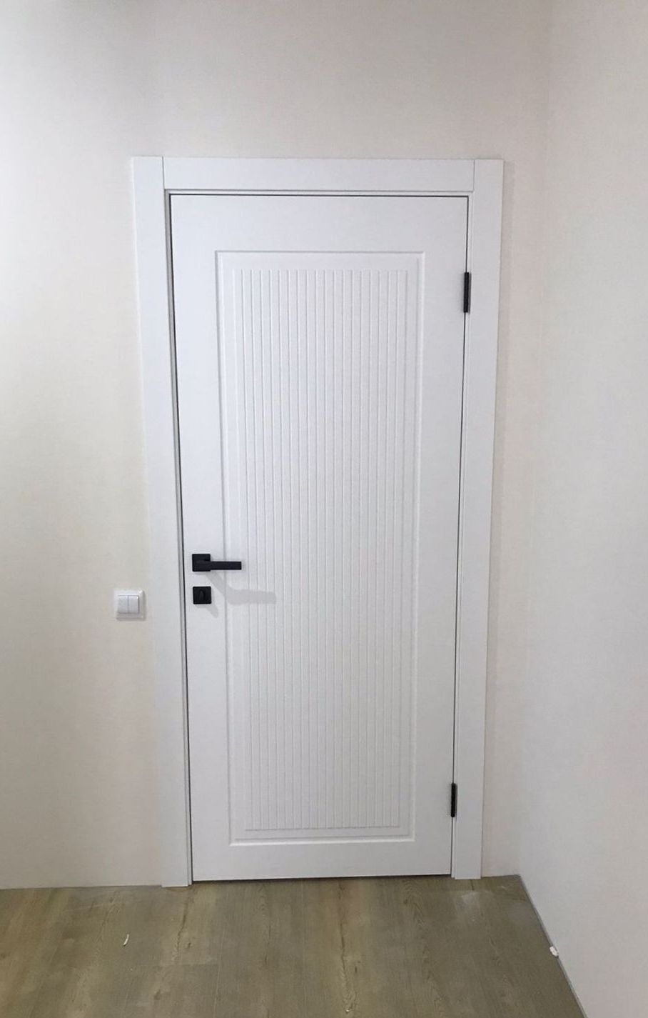 белая дверь вертикальные линии