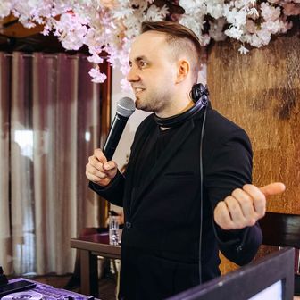 Ведущий на праздник