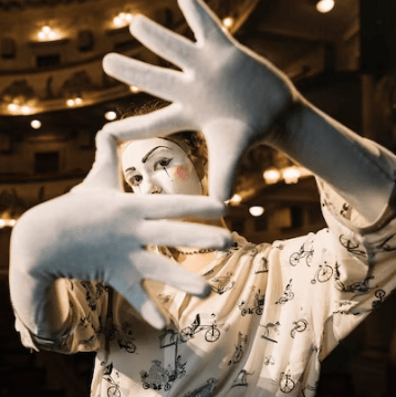 Изображение от <a href="https://ru.freepik.com/free-photo/female-mime-making-a-hand-frame_2914622.htm#query=%D1%82%D0%B5%D0%B0%D1%82%D1%80%D0%B0%D0%BB