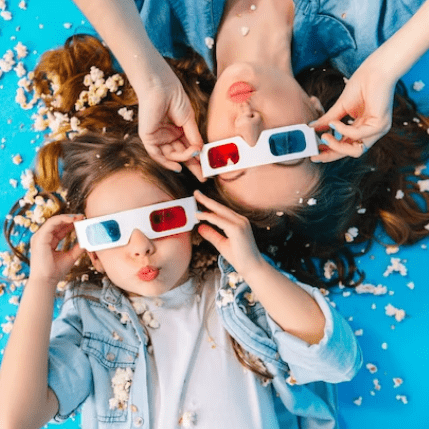 <a href="https://www.freepik.com/free-photo/view-from-funny-mother-daughter-laying-floor-having-fun-camera-popcorn-isolated-blue-background-fashionabl