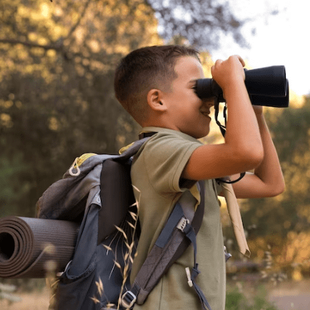 Изображение от <a href="https://ru.freepik.com/free-photo/boy-scouts-spending-time-in-nature_30116992.htm#query=%D1%80%D0%B5%D0%B1%D0%B5%D0%BD%D0%BE%D