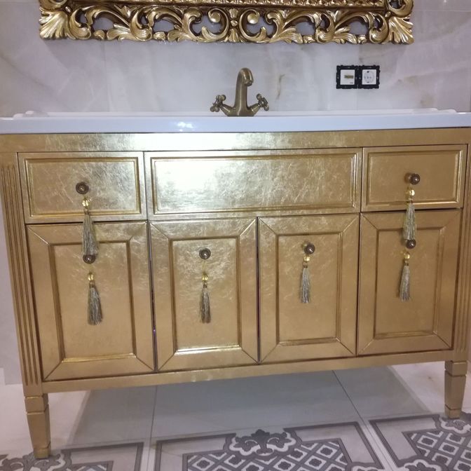 Золотая мебель в ванной комнате