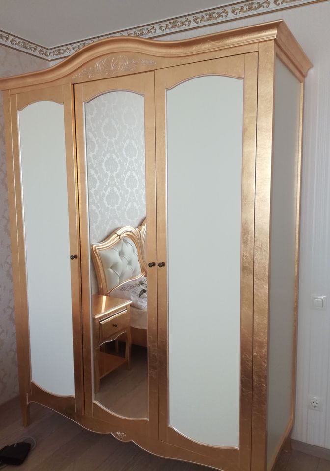 Мебель шкаф покрыта золотой поталью