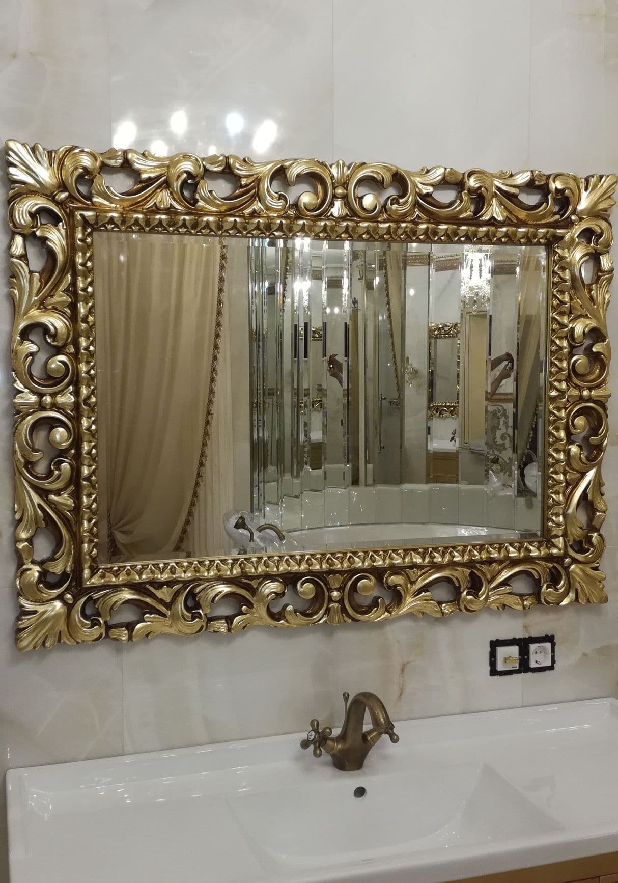 позолоченная поталью резная рама