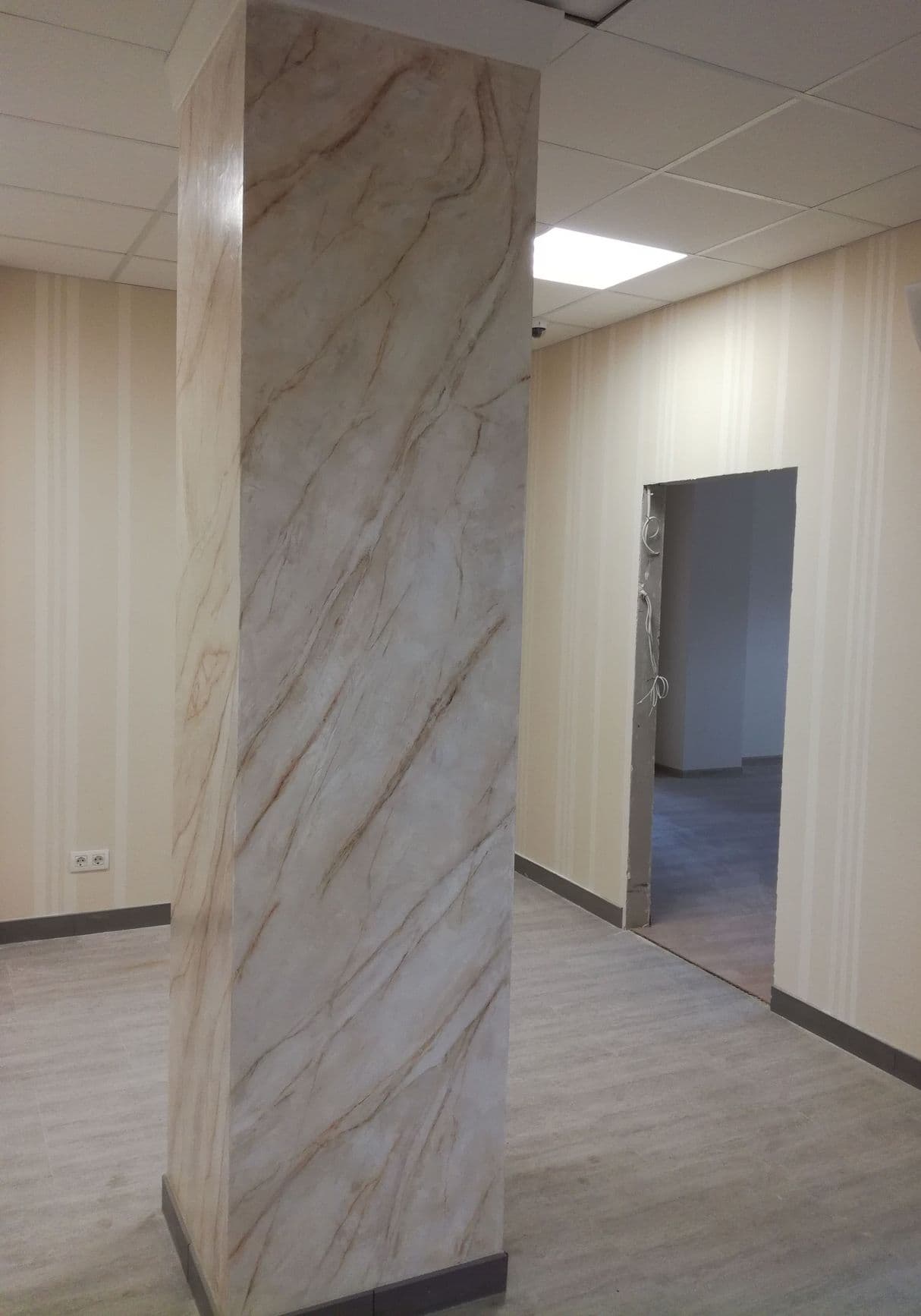 венецианка под мрамор на квадратной колонне с прожилками