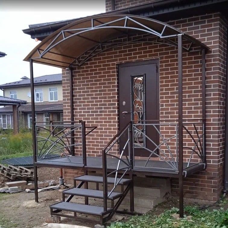 Лестница с площадкой и козырьком. Ступени и площадка из ДПК