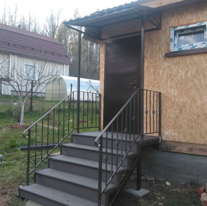 Крыльцо с площадкой и козырьком. Закрытые подступенки