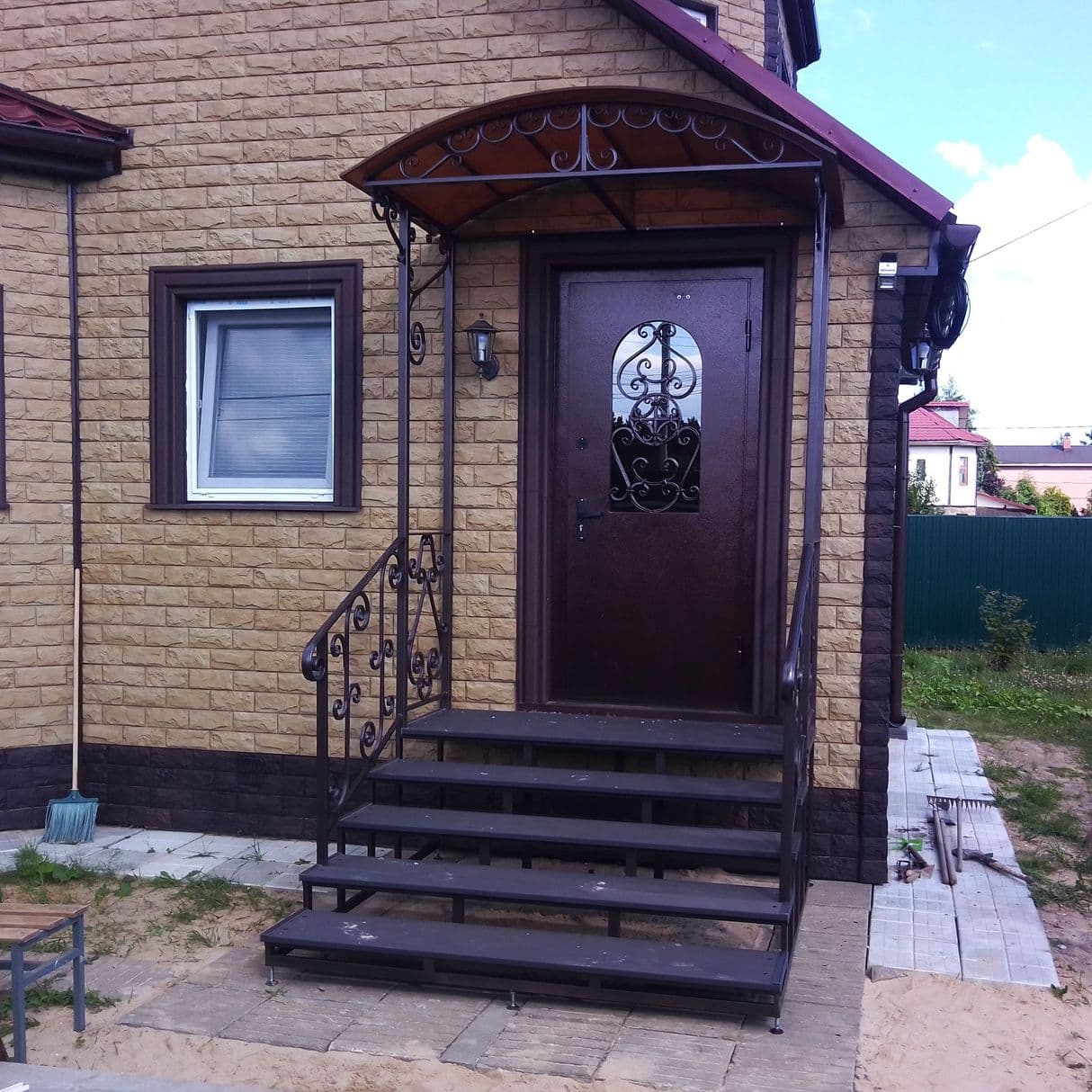 Лестница приставная, с площадкой и козырьком.