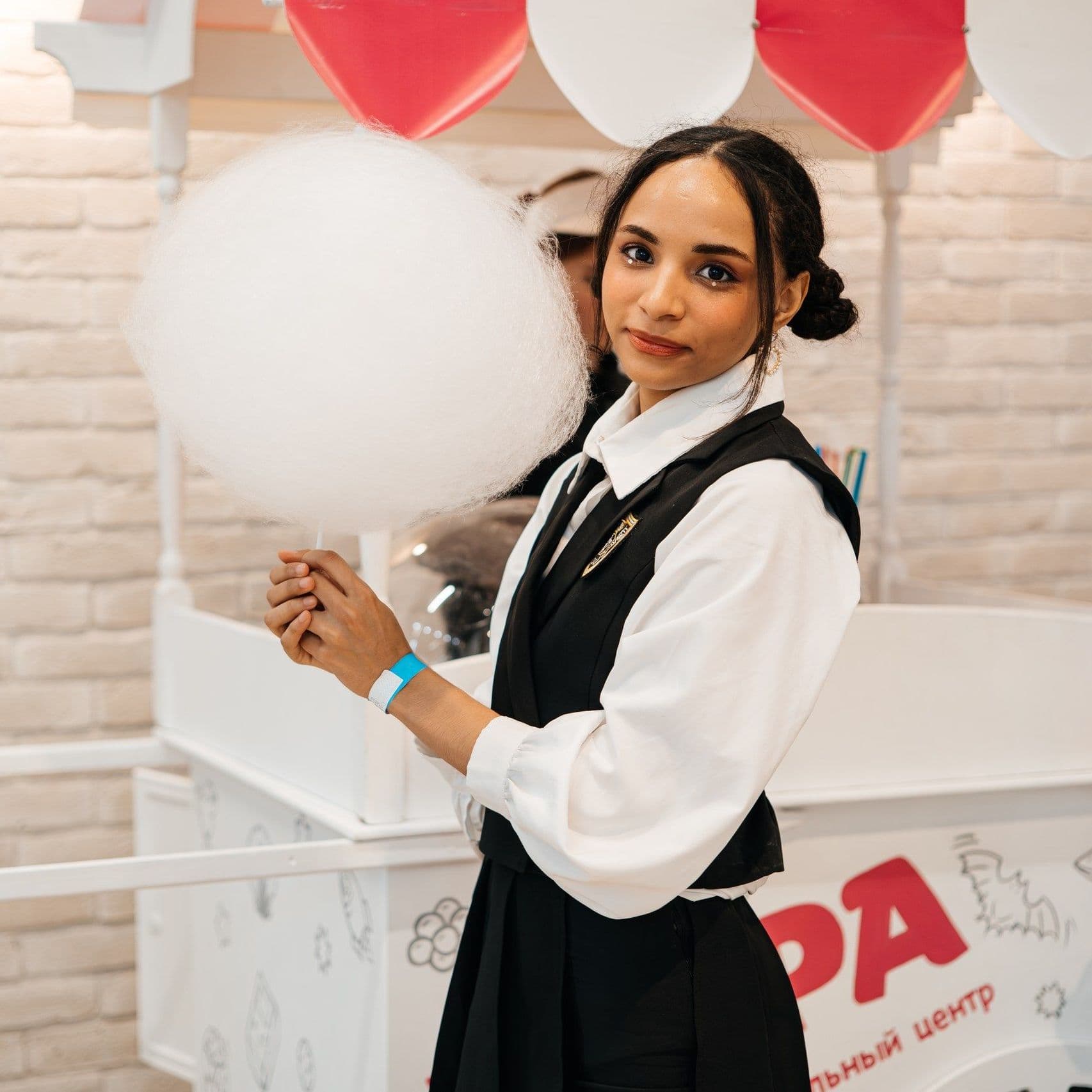 Раздача сахарной ваты в торговом центре
