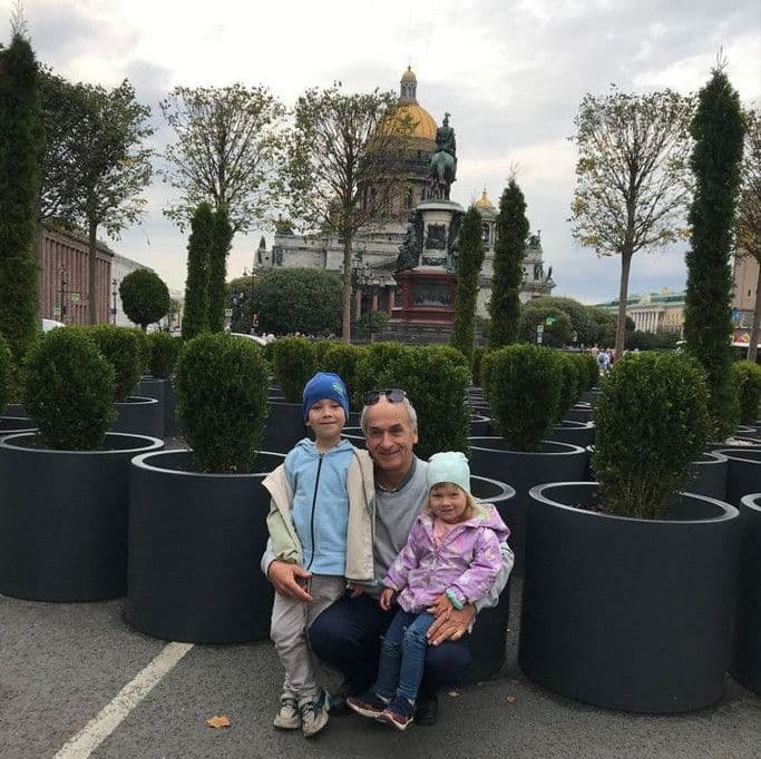 Юрий Касаткин с внуками в Питере