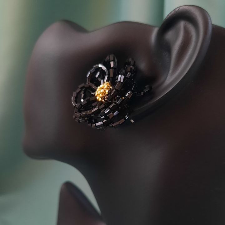 Серьги в виде цветов из белого и серебряного бисера🌼