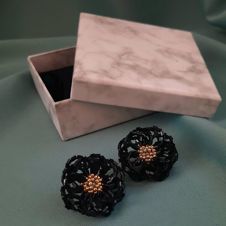 Серьги в виде цветов из белого и серебряного бисера🌼