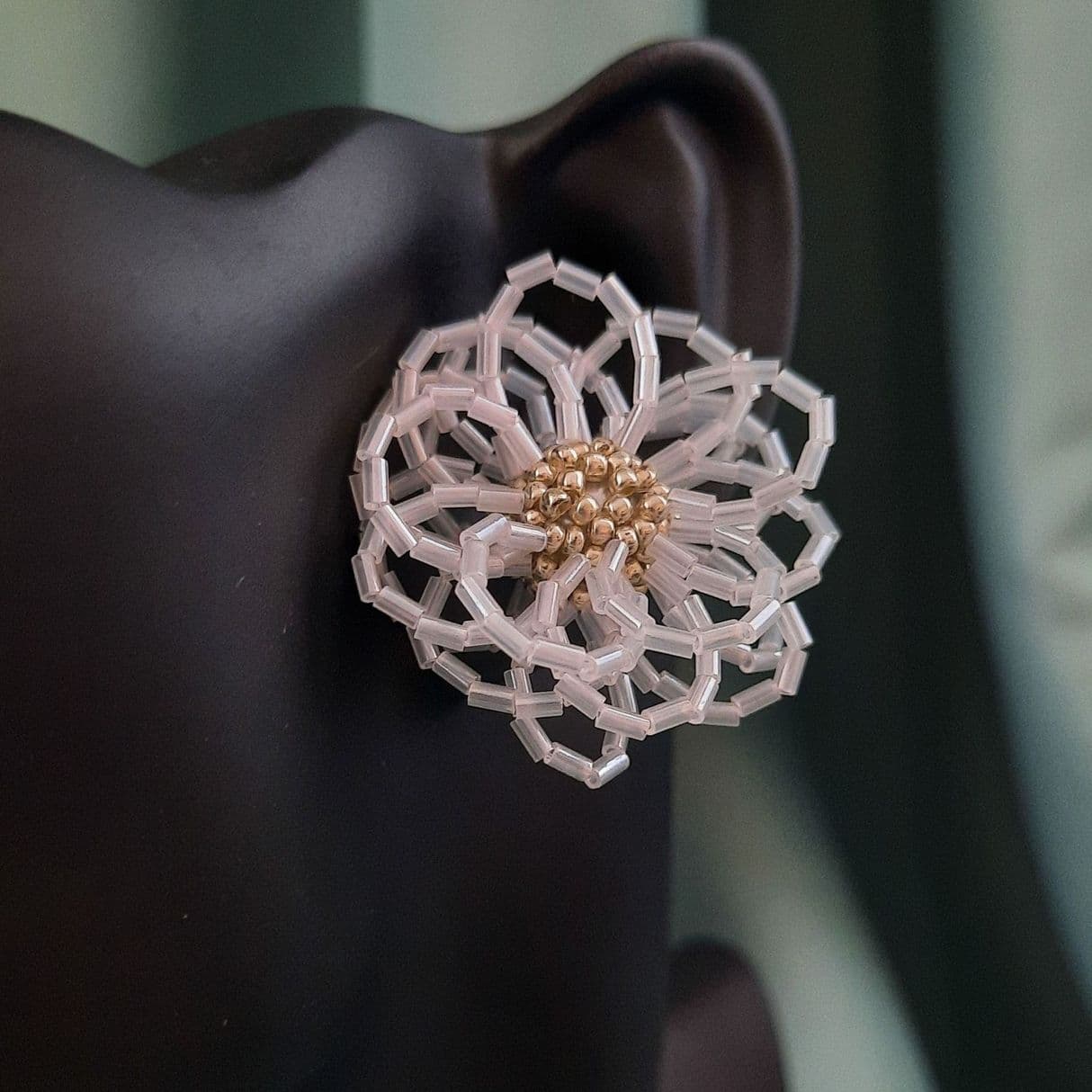 Серьги в виде цветов из белого и серебряного бисера🌼