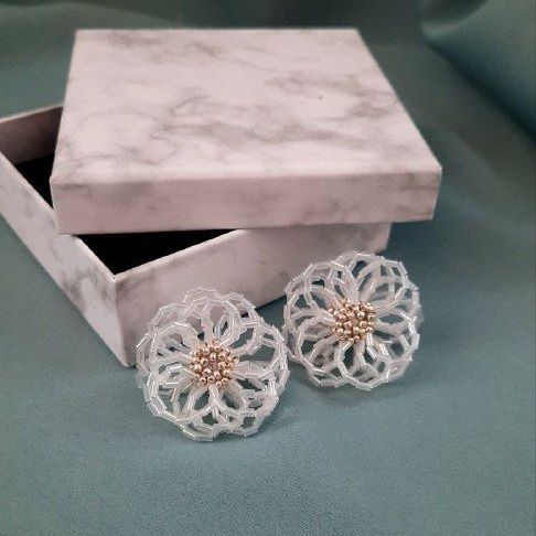 Серьги в виде цветов из белого и серебряного бисера🌼