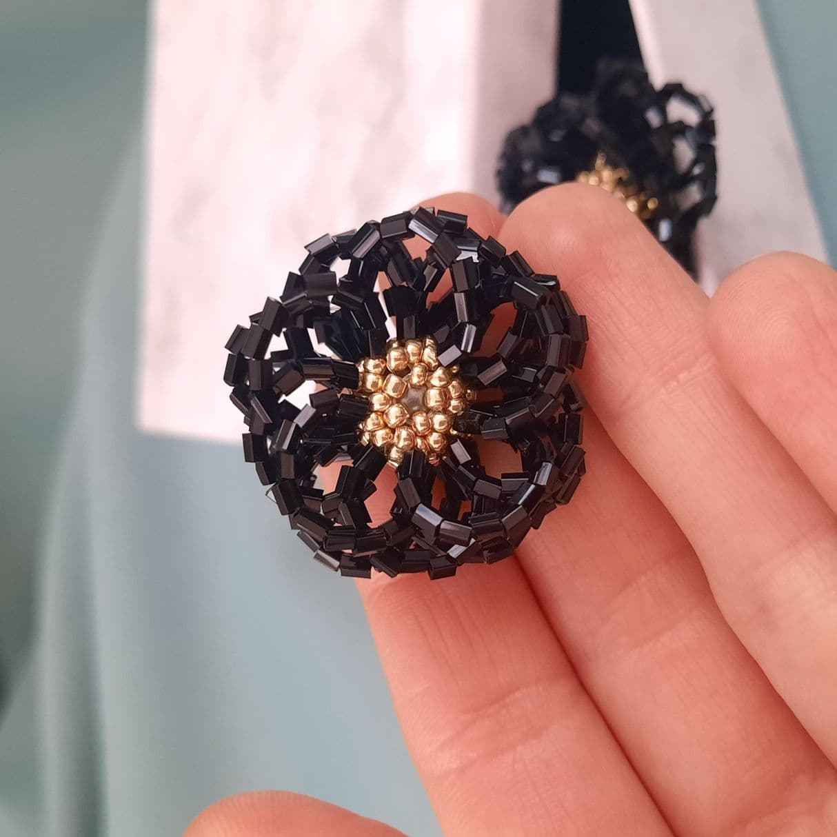 Серьги в виде цветов из белого и серебряного бисера🌼