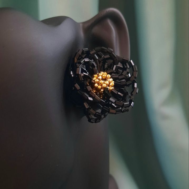 Серьги в виде цветов из белого и серебряного бисера🌼