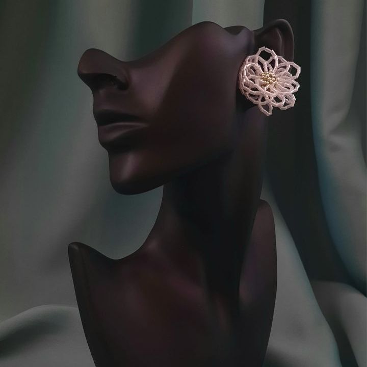 Серьги в виде цветов из белого и серебряного бисера🌼