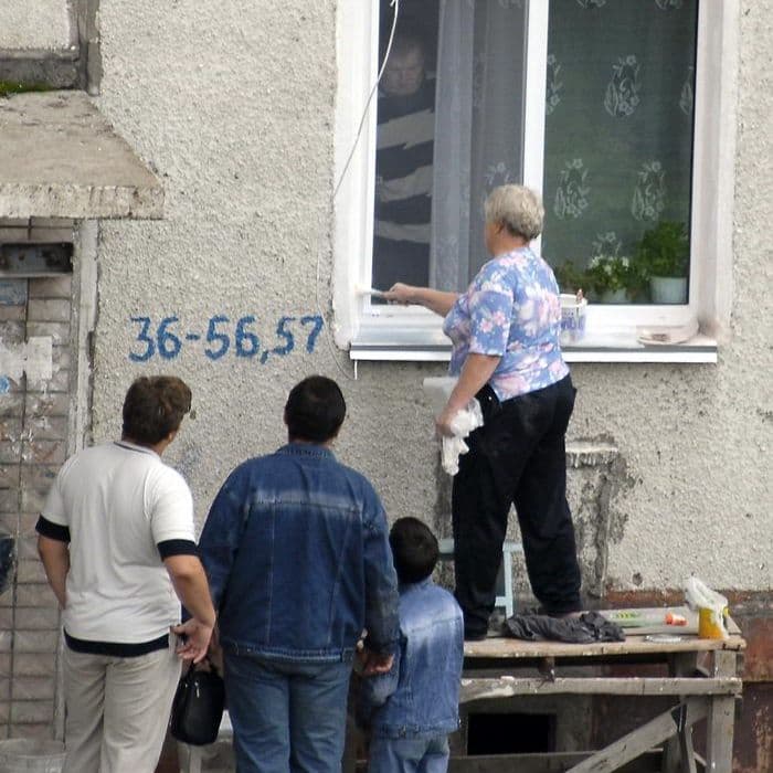 1. мастер класс для мужской половины 2. на одного работника четыре советчика 3. страна советов 4. любование как горит огонь...  и так далее :)